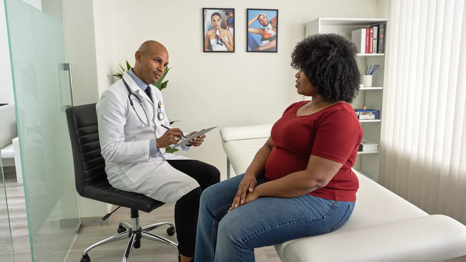 Médico perito conduzindo uma avaliação médico-pericial em consultório moderno